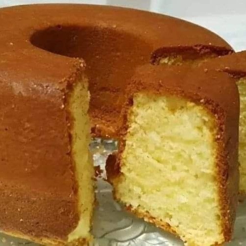 Bolo simples e delicioso feito com maisena e leite em pó